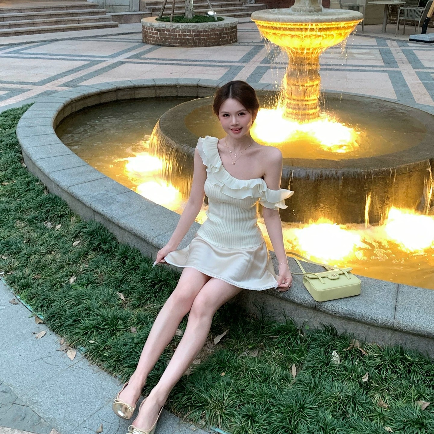 Selena Chen 斜領荷葉邊短上衣女夏季新款miu系千金風露肩針織t恤