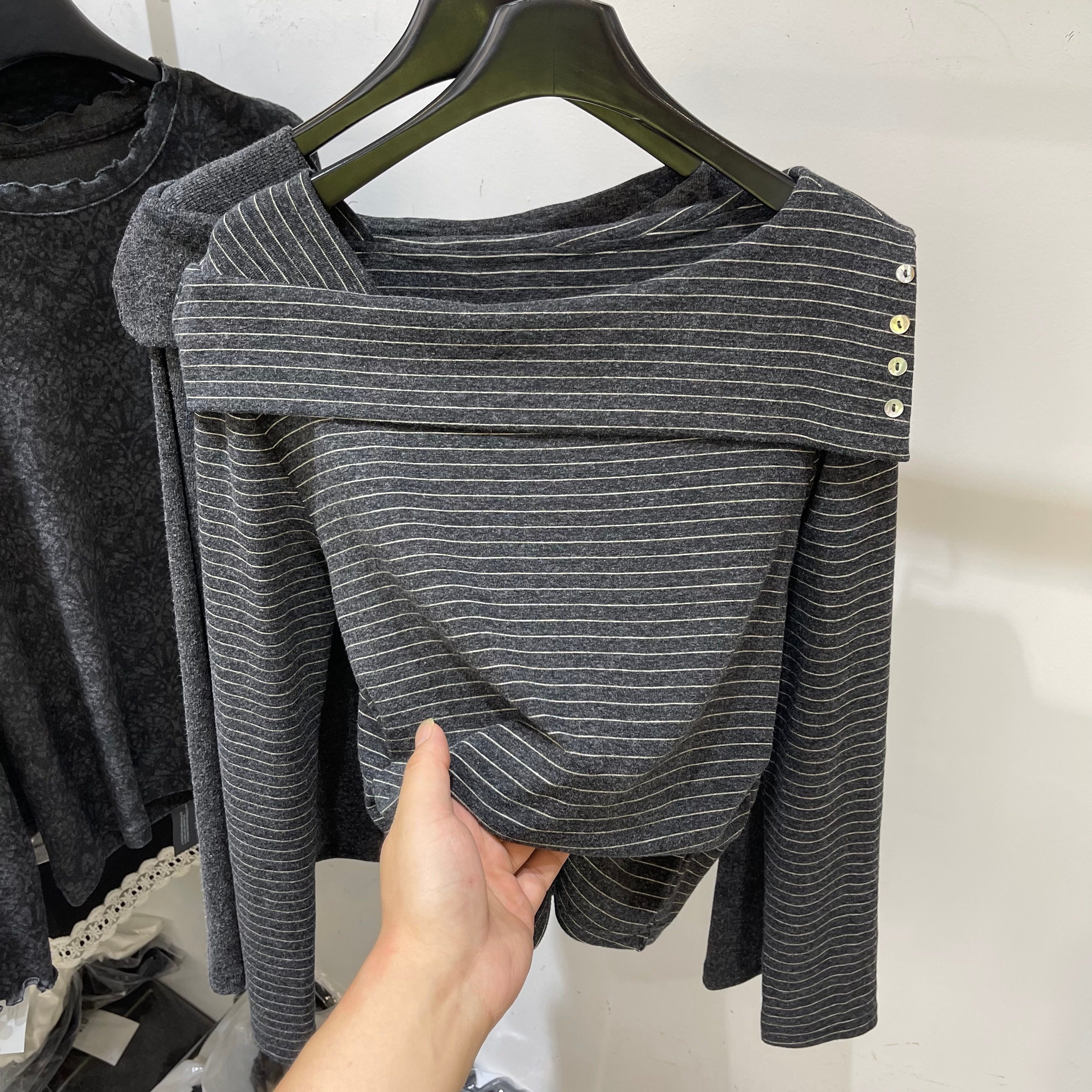 MY17577# 原版面料新款韩版百搭休闲一字肩纽扣装饰条纹长袖T恤上衣女...