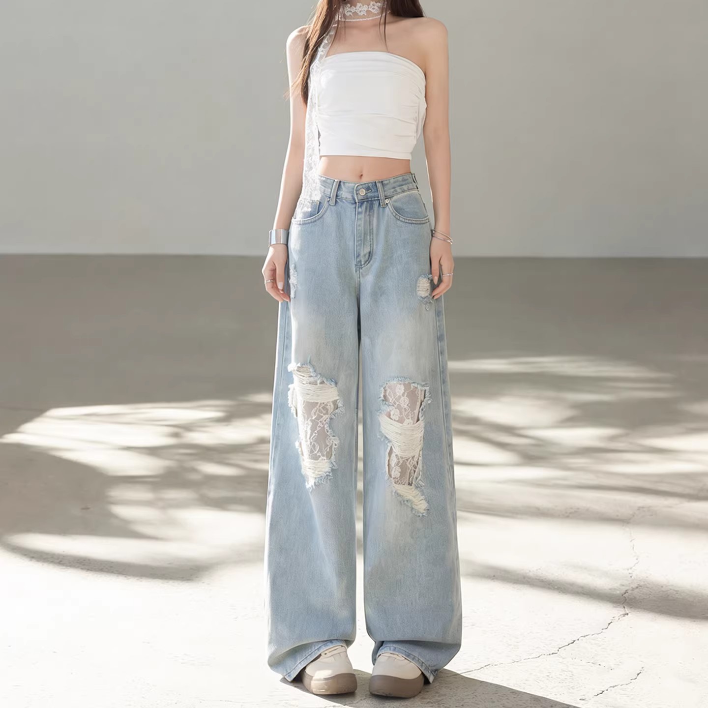 淺色蕾絲拼接破洞闊腿牛仔褲女2026新款春夏設計感高腰寬松直筒褲