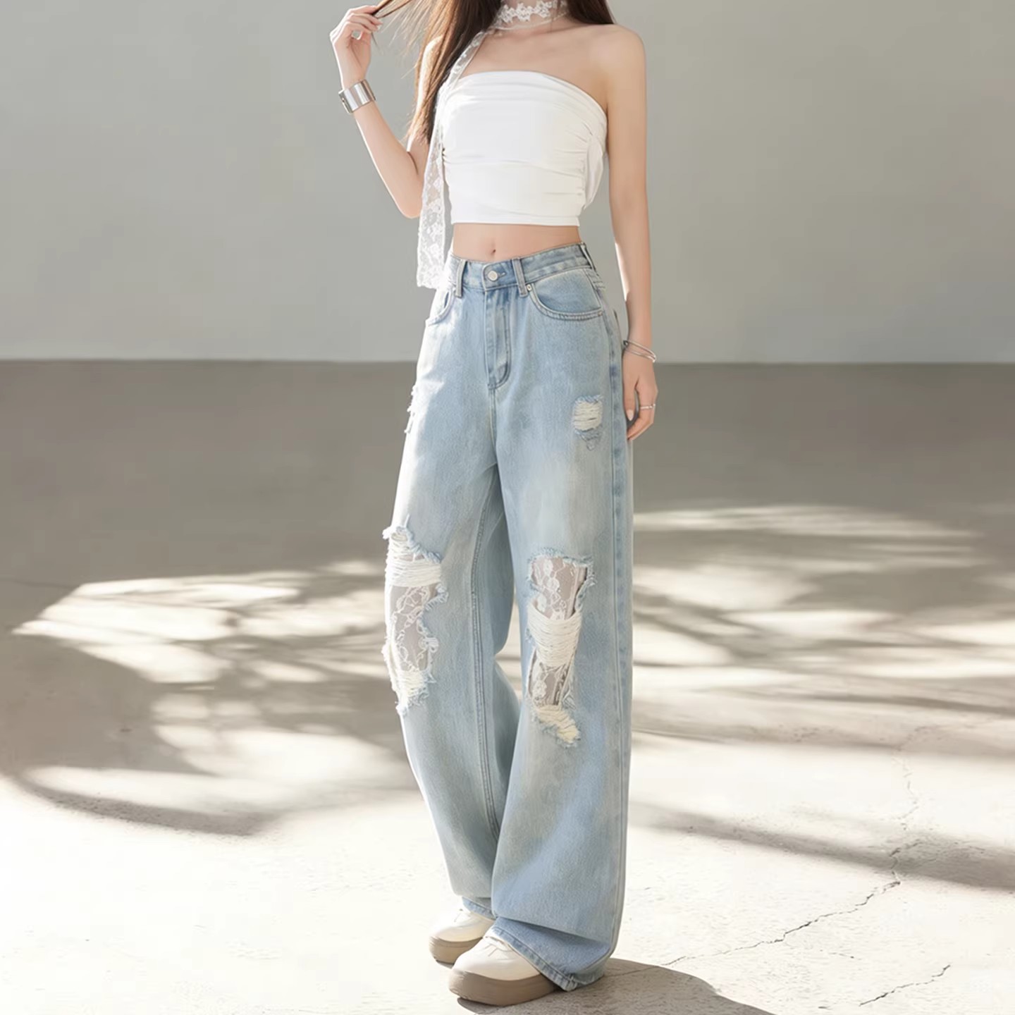 淺色蕾絲拼接破洞闊腿牛仔褲女2026新款春夏設計感高腰寬松直筒褲