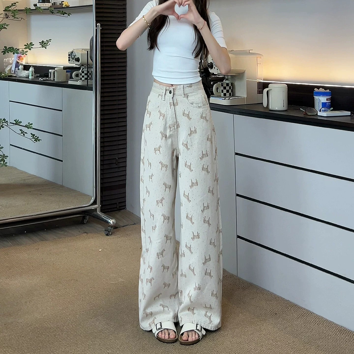 卡其設計感小馬印花闊腿牛仔褲女2026春季新款小個子顯瘦直筒褲子