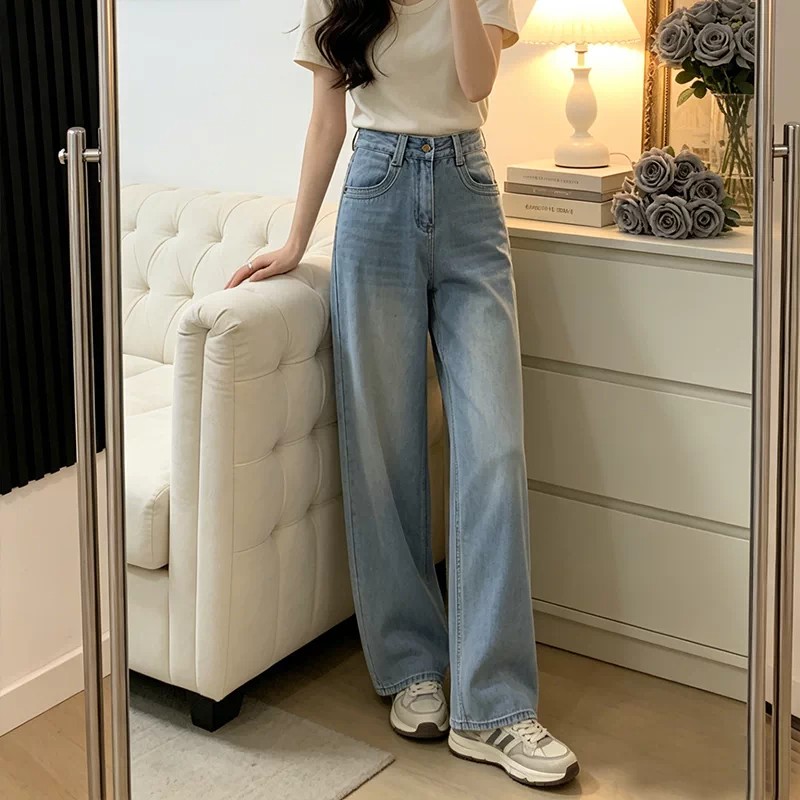 今年流行設計感彎刀牛仔褲女2026新款春季時髦刺繡淺藍色闊腿褲