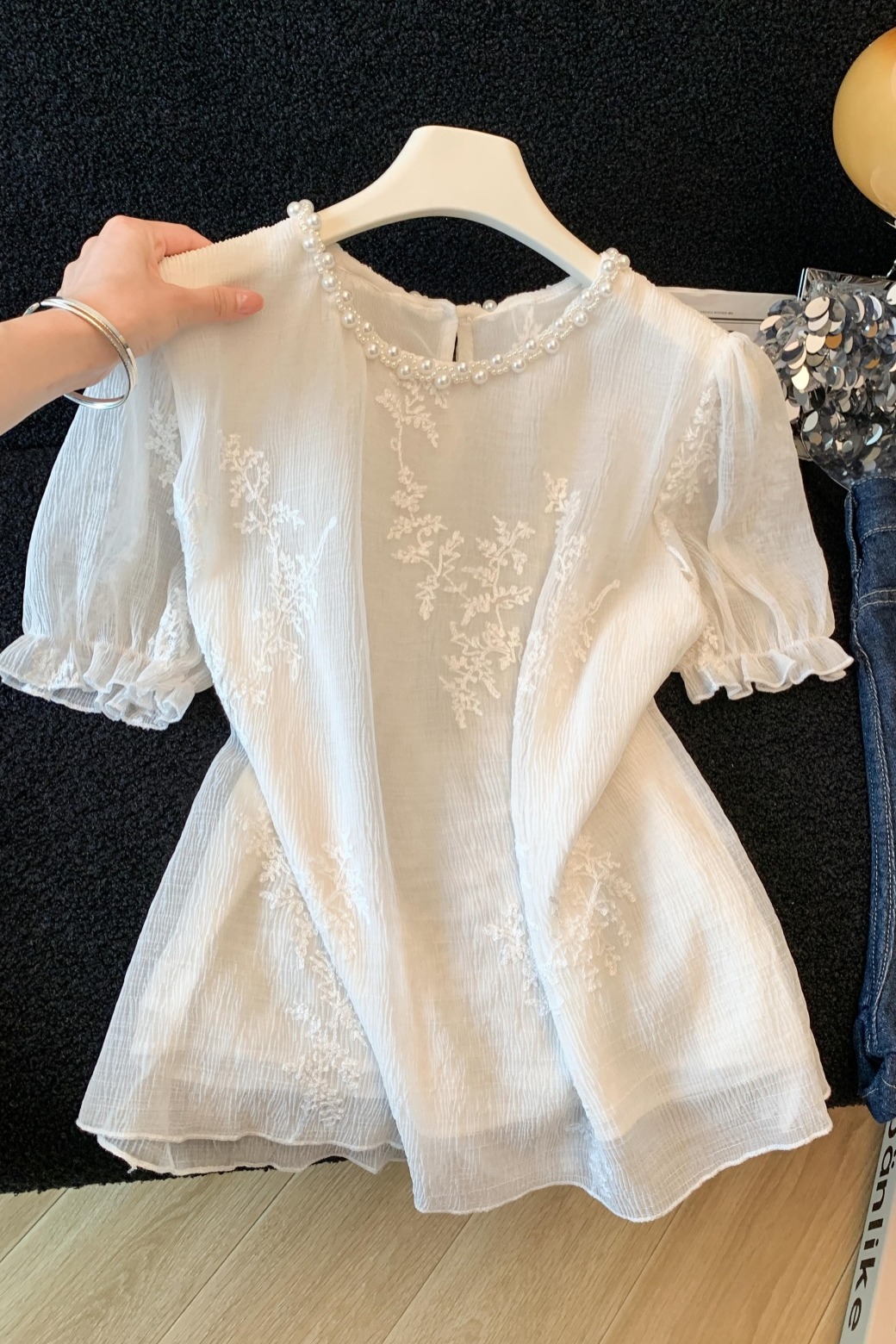 實拍2026夏季新款蕾絲刺繡壓褶襯衫法式輕奢圓領釘珠短袖上衣薄款