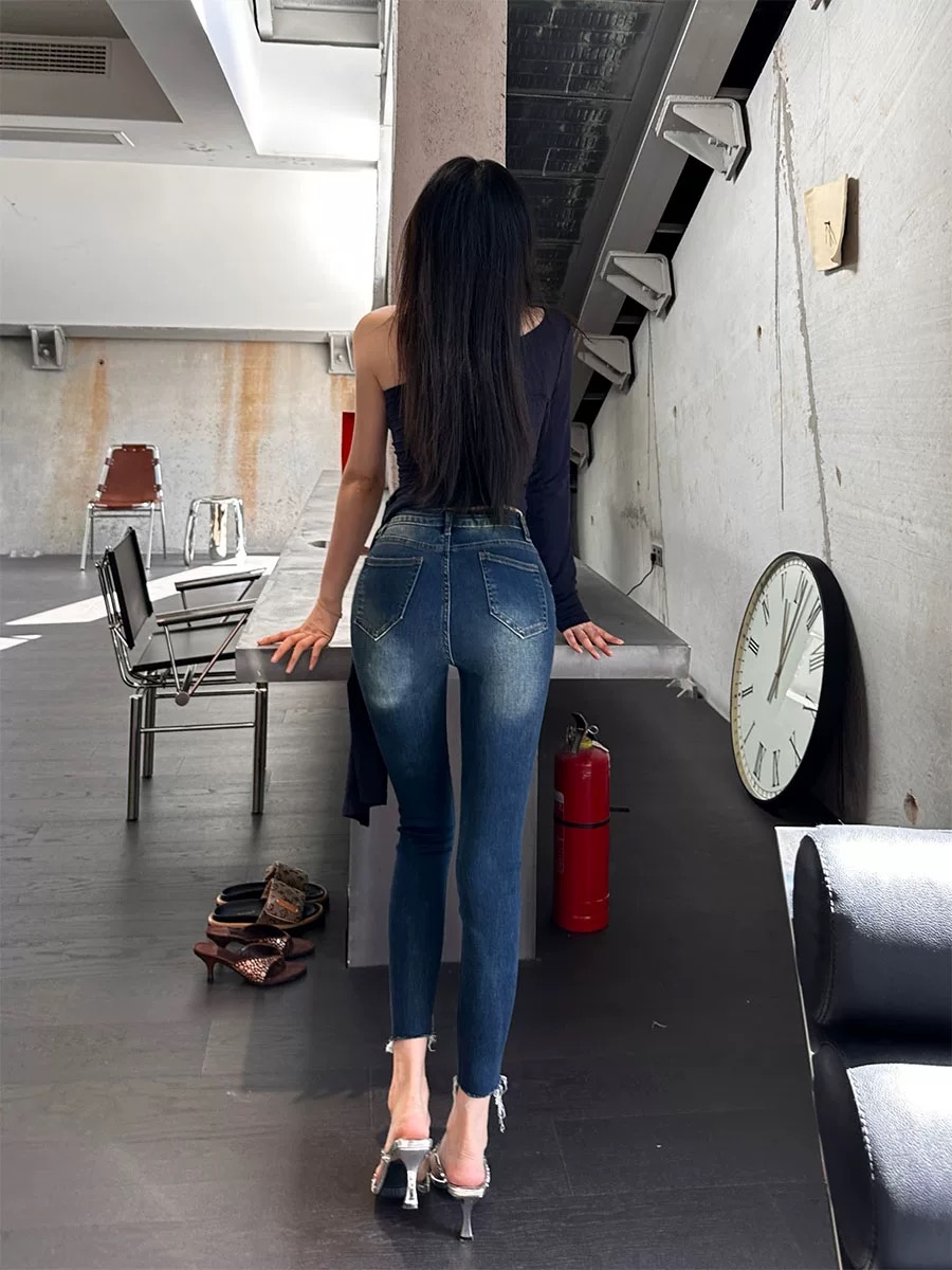 麻頭MATOU新款迷人封神牛仔褲女2025春季高腰修身豐臀九分鉛筆褲