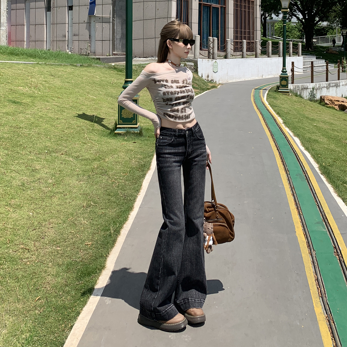 黑灰色微喇牛仔褲女秋季新款竹節紋低腰修身顯瘦辣妹馬蹄喇叭褲子