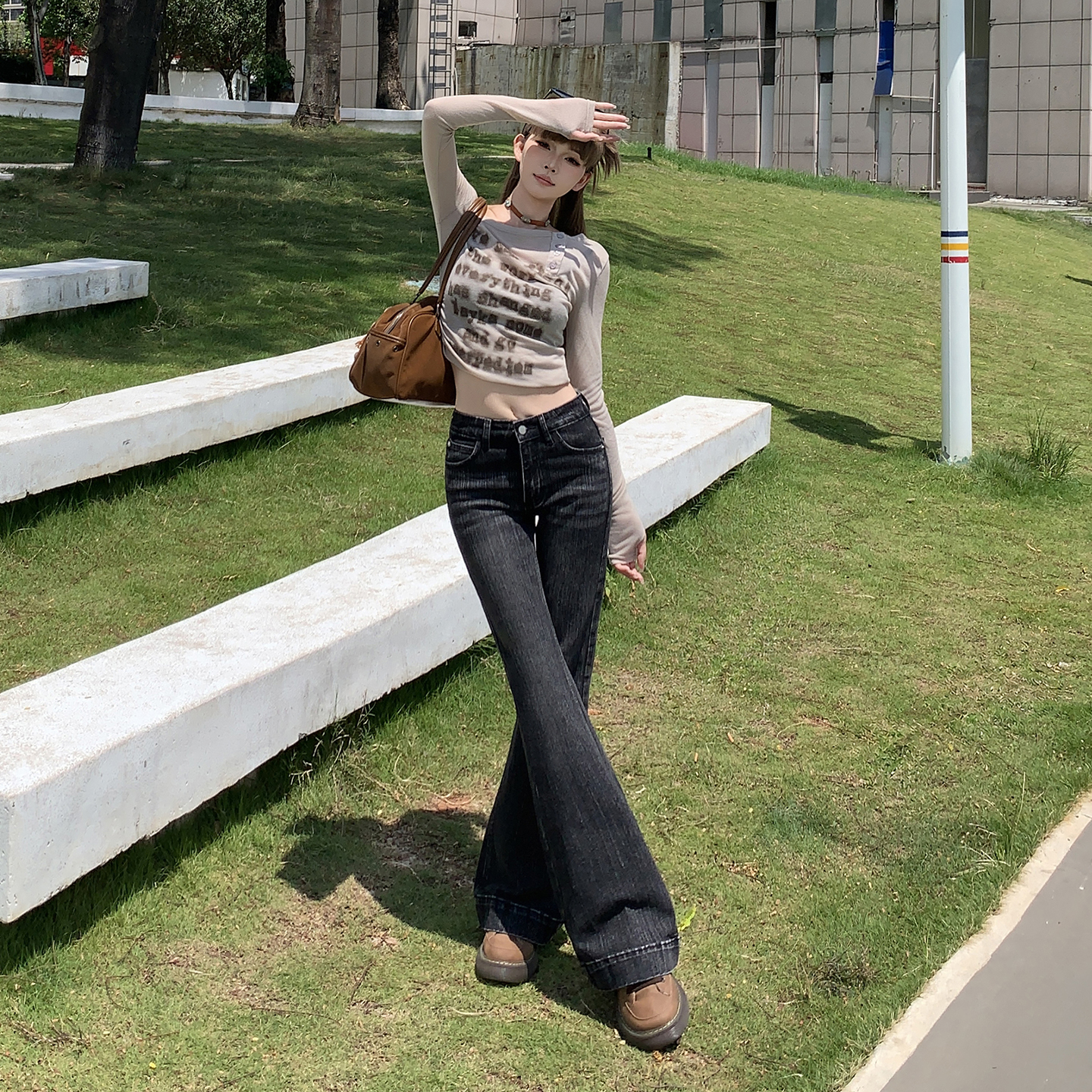 黑灰色微喇牛仔褲女秋季新款竹節紋低腰修身顯瘦辣妹馬蹄喇叭褲子