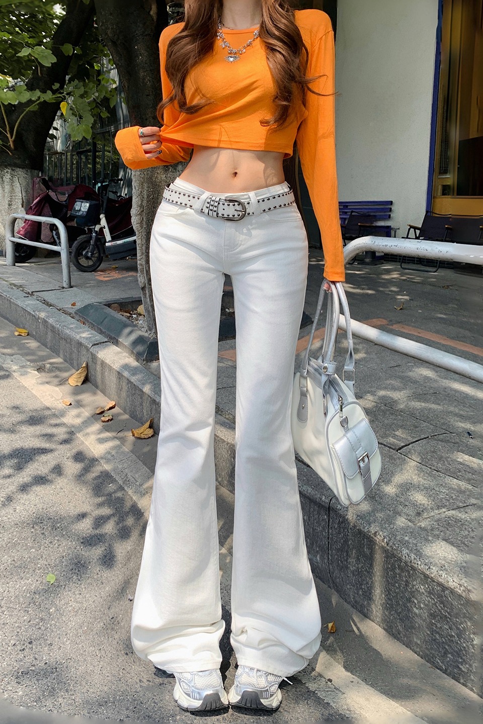 美式復古白色低腰辣妹微喇牛仔褲女秋季新款寬松不貼腿微喇叭褲子