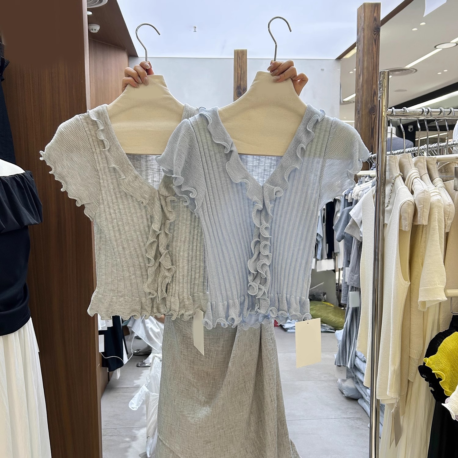 十三行2026夏季韓系溫柔風V領木耳邊短袖顯瘦休閑針織衫上衣女潮