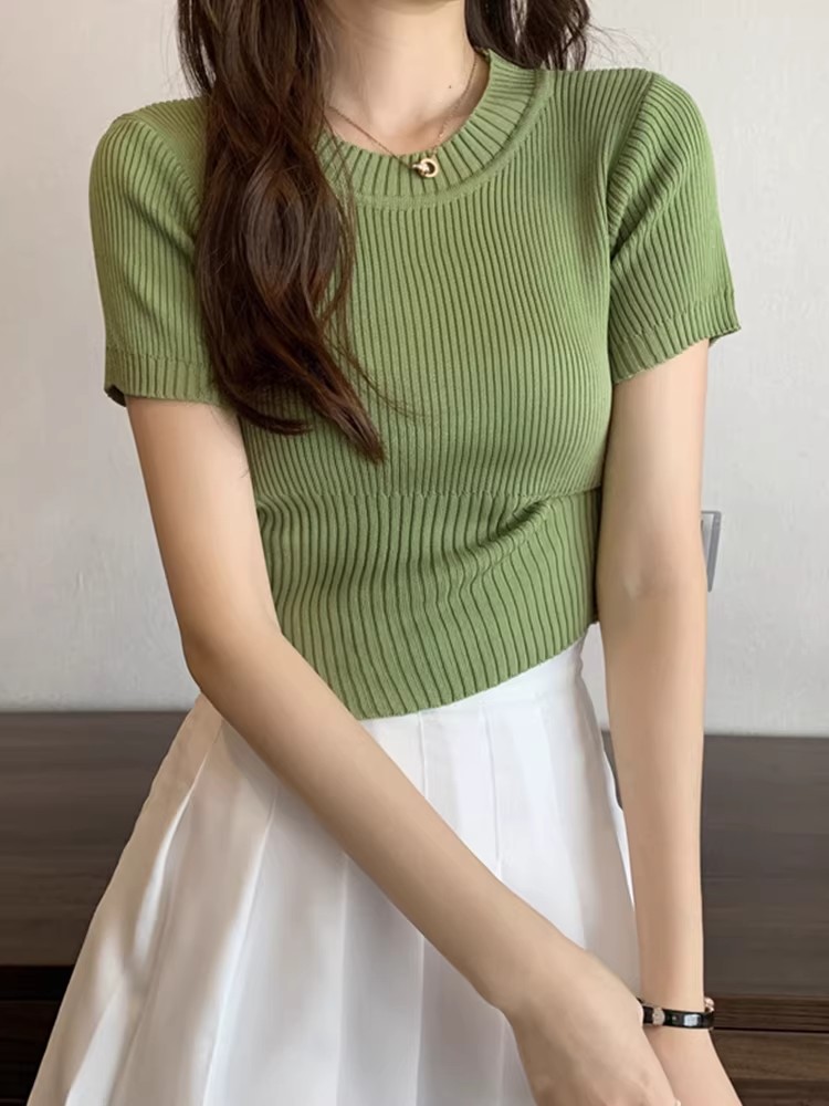 白色短袖T恤女夏季法式圓領冰絲針織衫修身高腰牛仔褲配短款上衣
