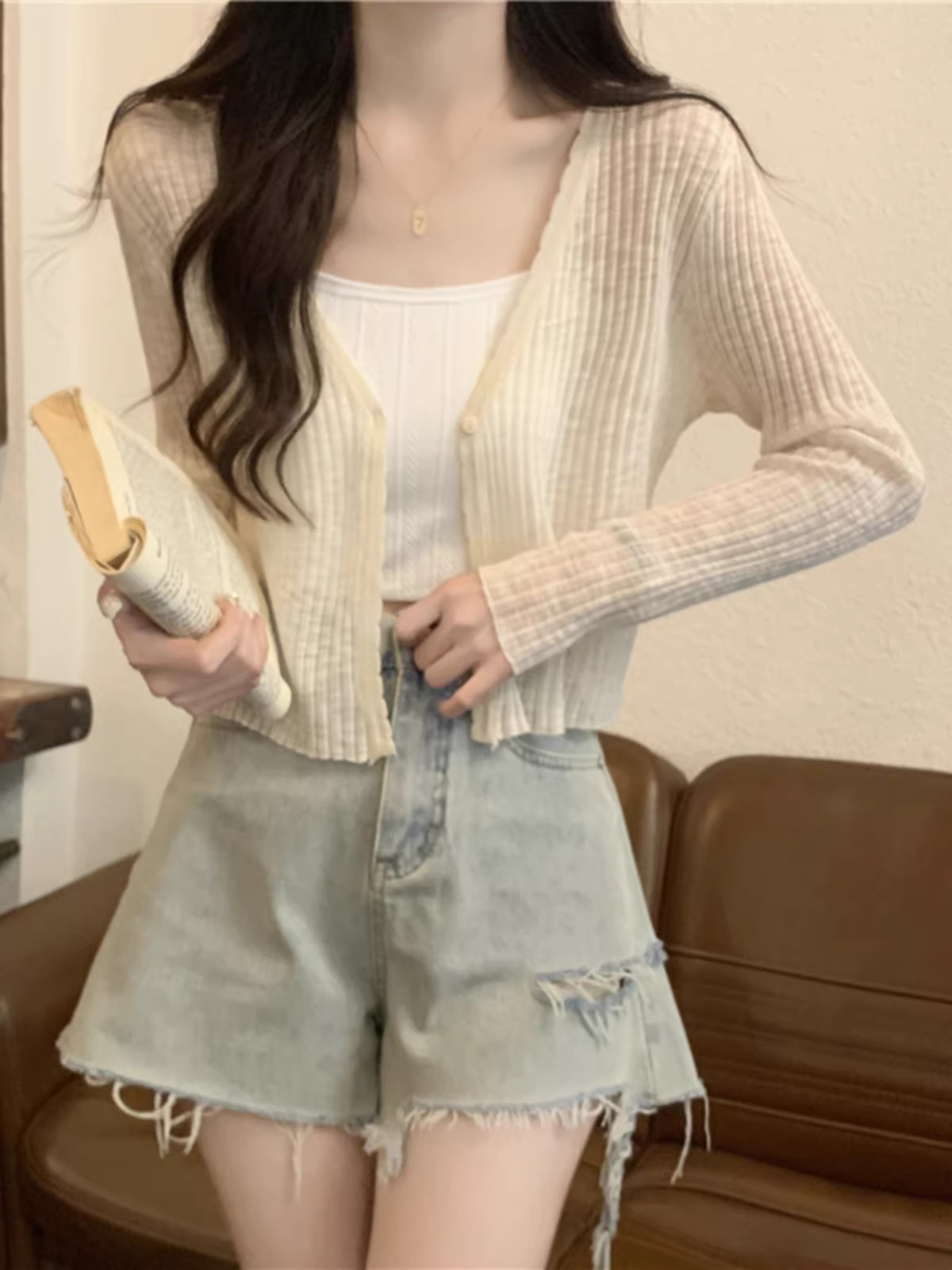 冰絲防曬衣女夏季薄款透氣外搭披肩空調開衫上衣配吊帶裙子短外套