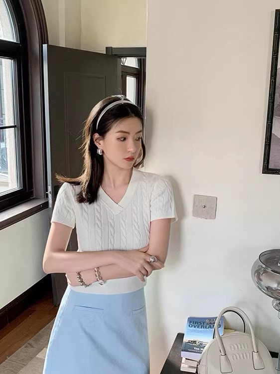 百搭小香風高級設計感麻花肌理感V領短袖針織衫修身顯瘦針織上衣