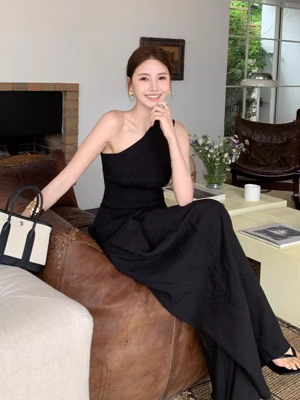高級感斜肩無袖針織背心女2026夏季新款外穿修身顯瘦露肩氣質上衣