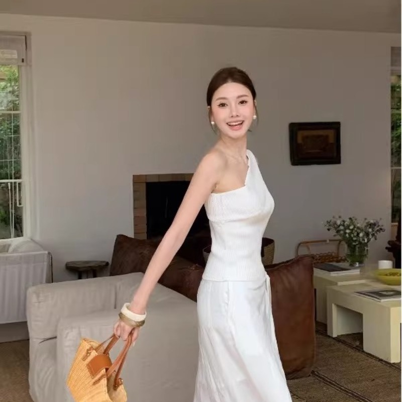 高級感斜肩無袖針織背心女2026夏季新款外穿修身顯瘦露肩氣質上衣
