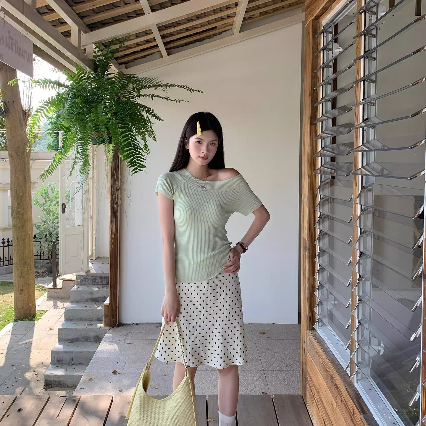 斜肩針織短袖t恤女2026新款夏季設計感露肩巨好看的上衣