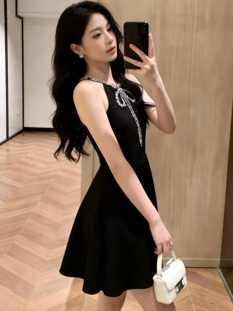 特別漂亮的千金風鑲鉆蝴蝶結掛脖連衣裙女黑色修身小黑裙輕奢氣質