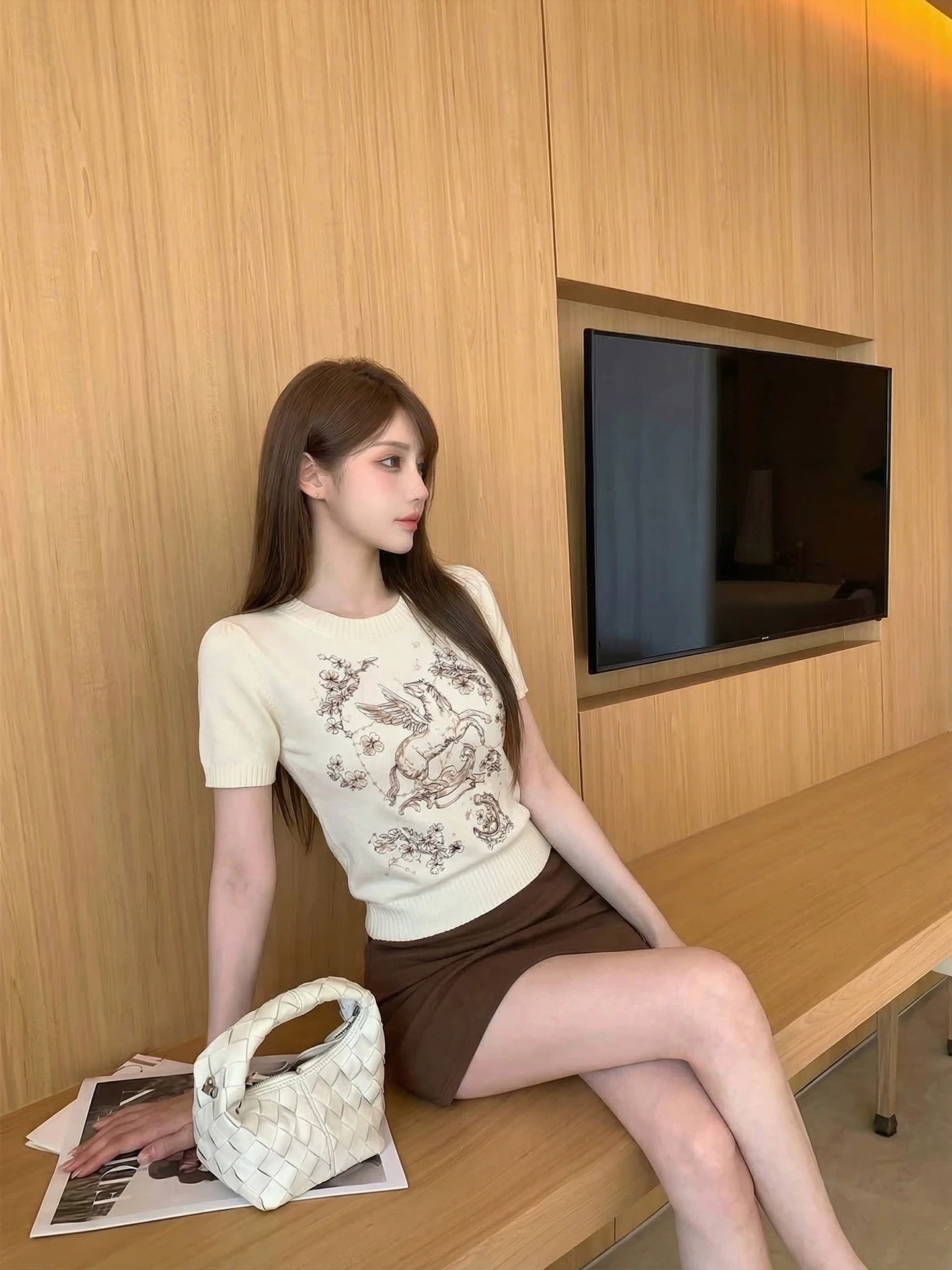 小馬刺繡圓領短袖T恤女夏季設計感小眾修身杏色正肩短款針織上衣