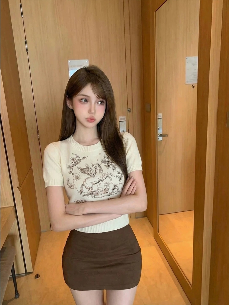 小馬刺繡圓領短袖T恤女夏季設計感小眾修身杏色正肩短款針織上衣