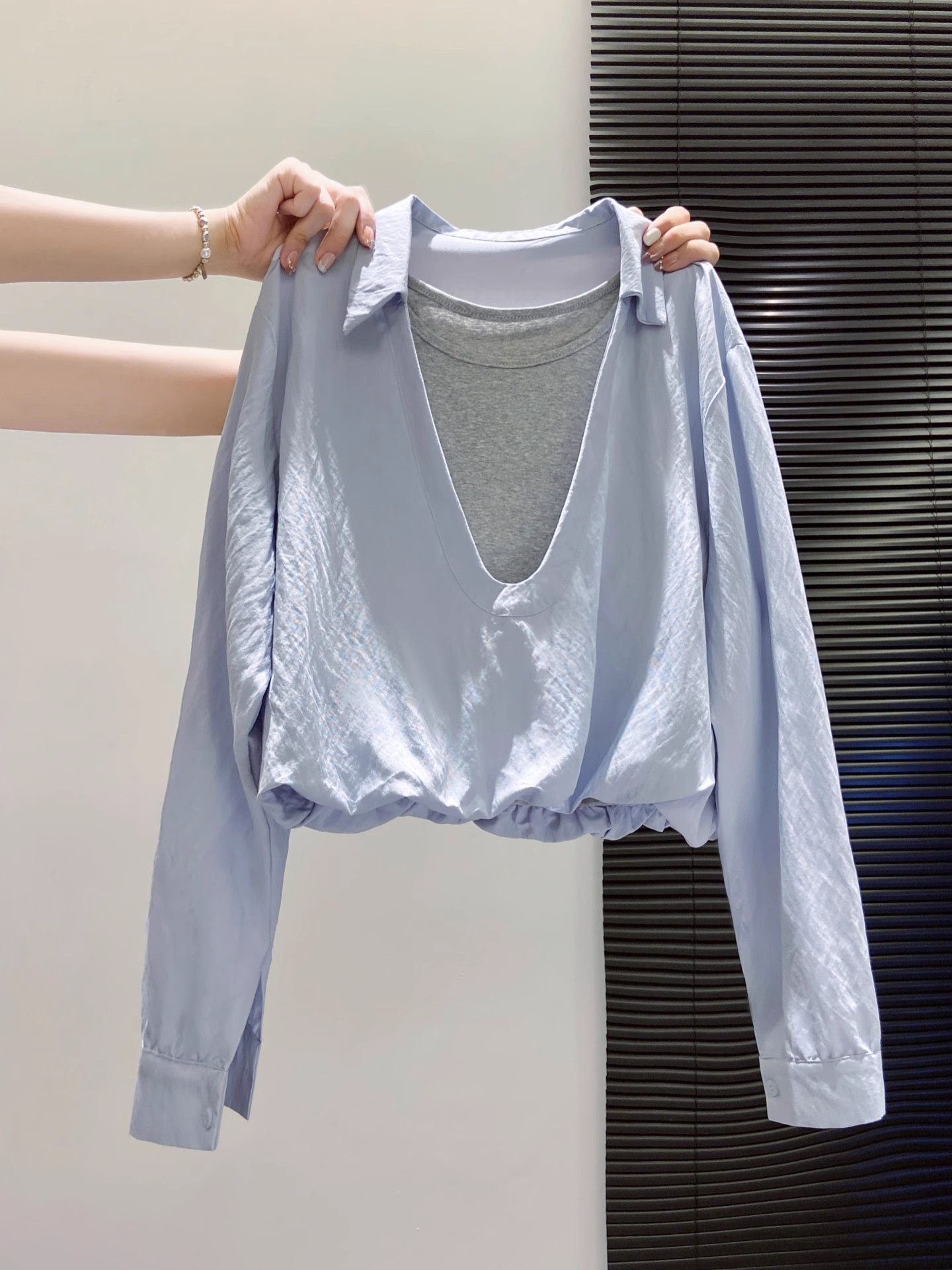 MY17343# 设计感拼接假两件长袖衬衫新款V领宽松显瘦气质小上衣女裝貨源服裝批發