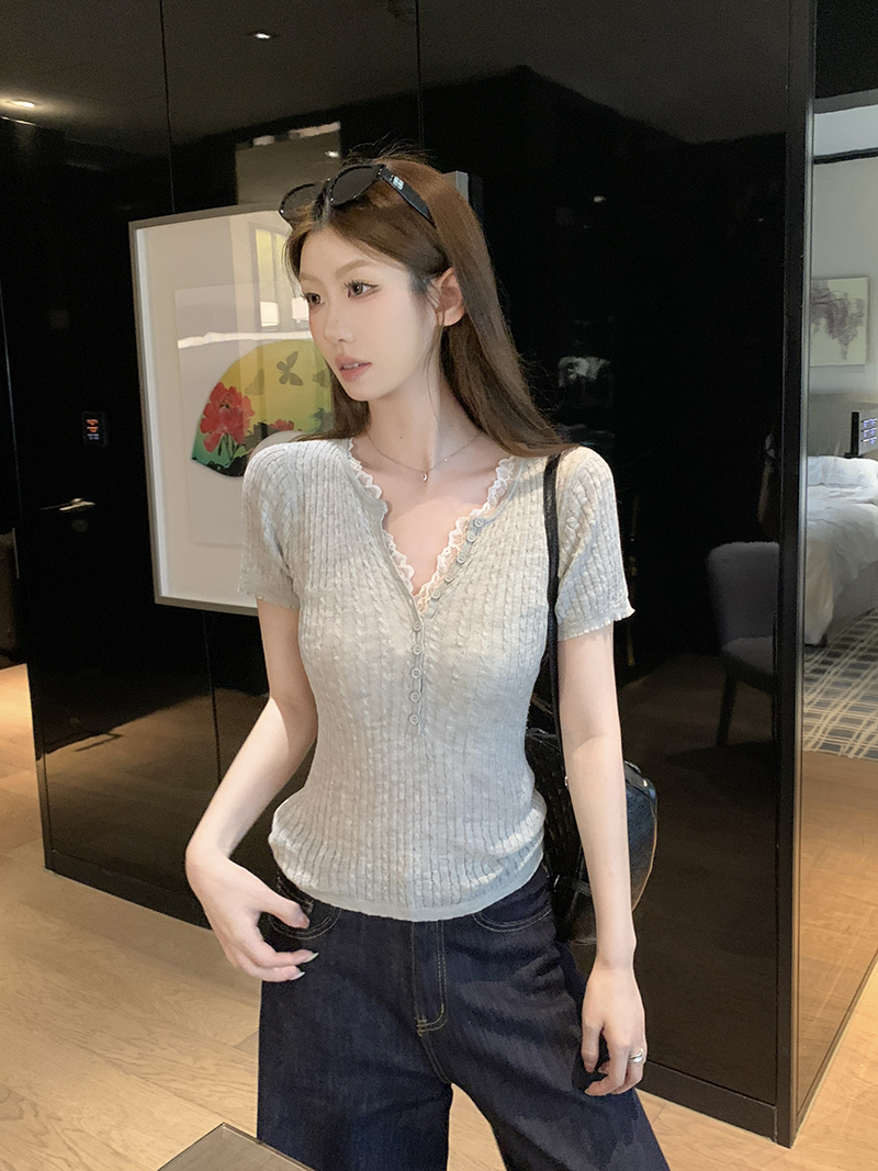 實拍~夏季薄V領針織T恤女蕾絲半開扣坑條修身顯瘦正肩上衣