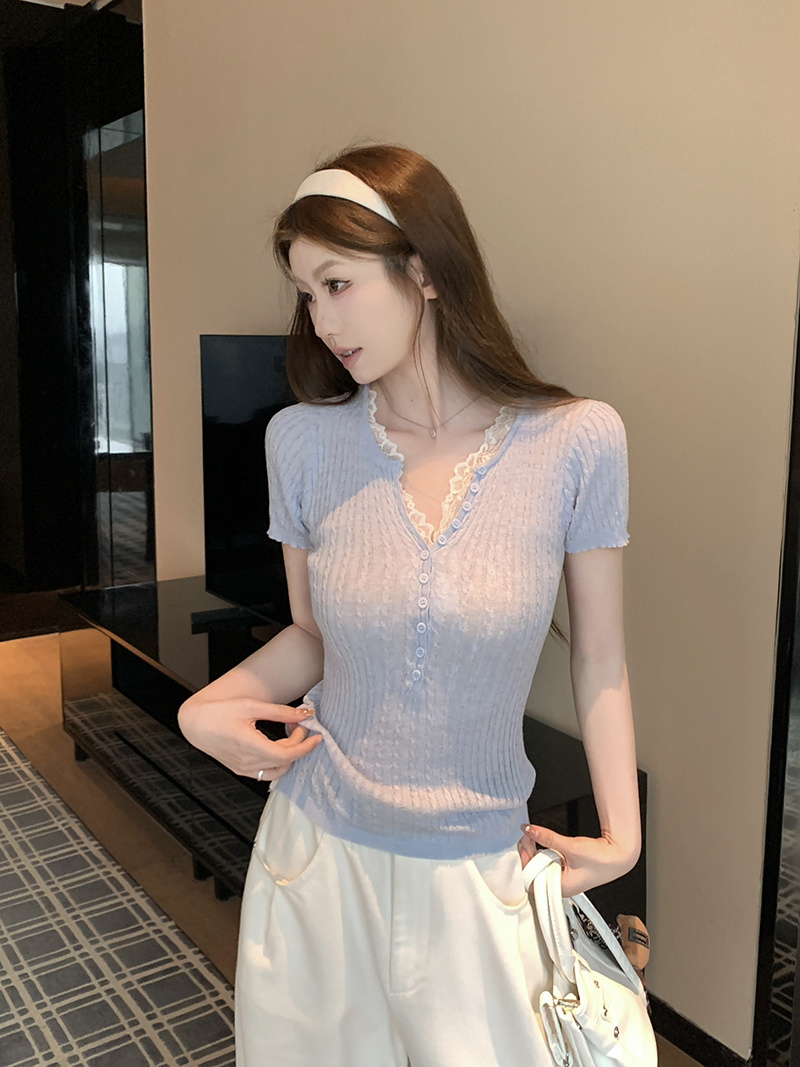 實拍~夏季薄V領針織T恤女淺藍色蕾絲半開扣坑條修身顯瘦正肩上衣
