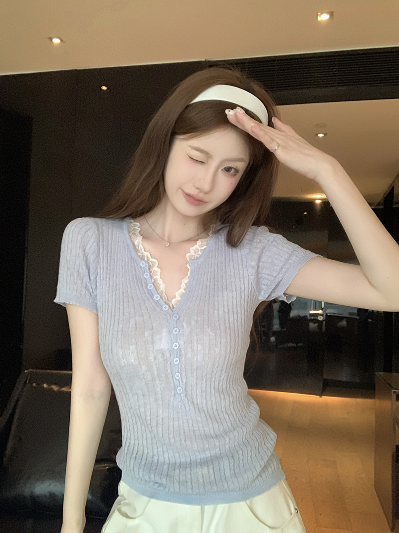 實拍~夏季薄V領針織T恤女淺藍色蕾絲半開扣坑條修身顯瘦正肩上衣