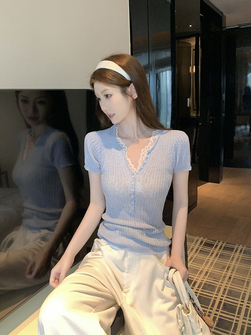 實拍~夏季薄V領針織T恤女淺藍色蕾絲半開扣坑條修身顯瘦正肩上衣