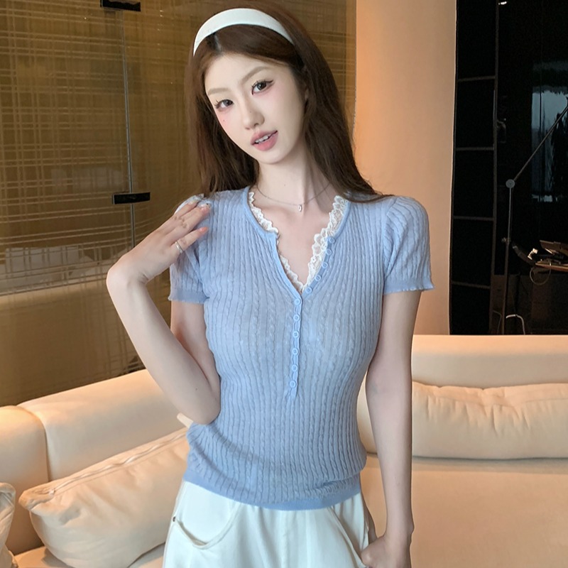 實拍~夏季薄V領針織T恤女淺藍色蕾絲半開扣坑條修身顯瘦正肩上衣