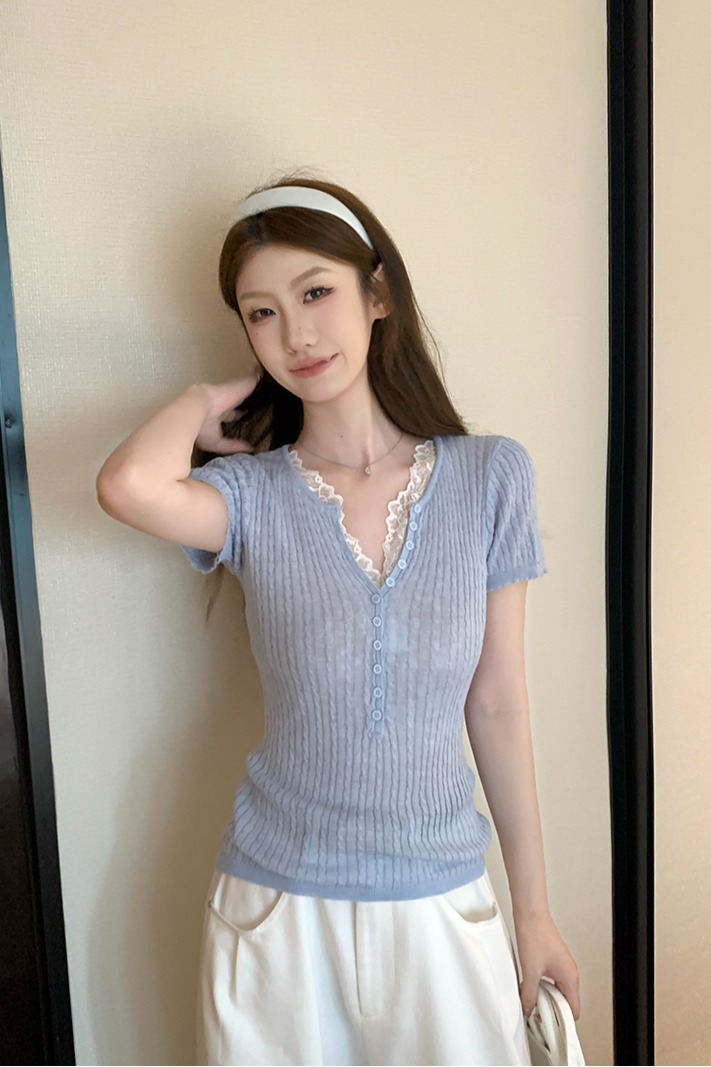 實拍~夏季薄V領針織T恤女淺藍色蕾絲半開扣坑條修身顯瘦正肩上衣
