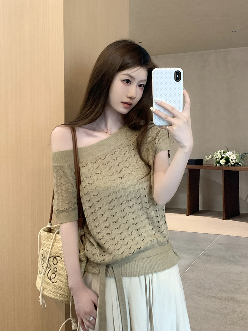 實拍~卡其色斜肩鏤空針織衫女春新款設計感溫柔系帶收腰氣質上衣