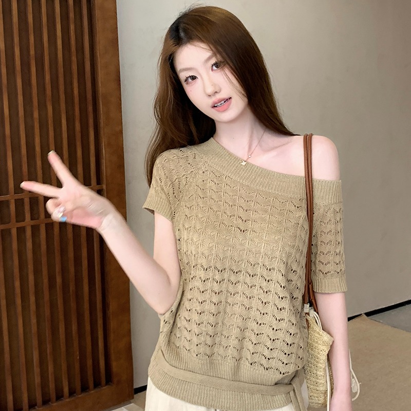 實拍~卡其色斜肩鏤空針織衫女春新款設計感溫柔系帶收腰氣質上衣
