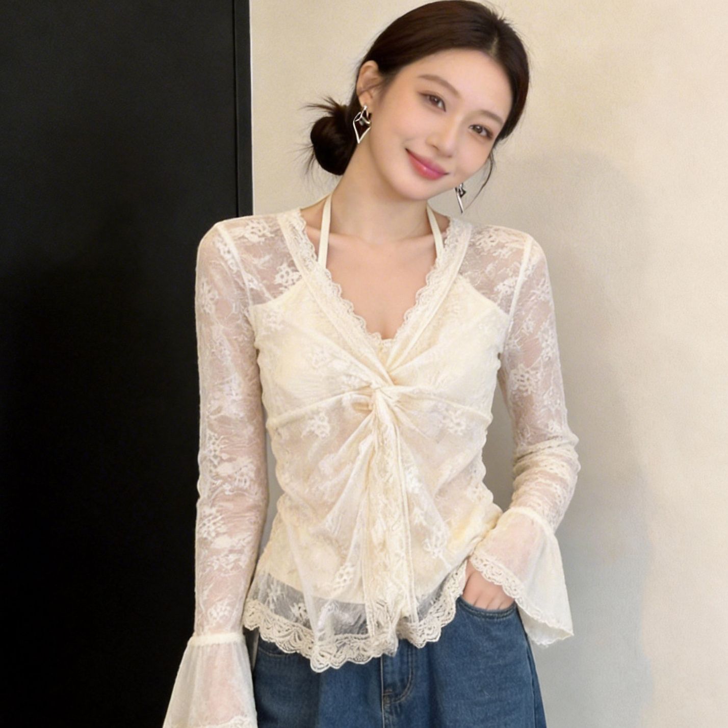 高級感蕾絲鏤空V領喇叭袖t恤女春夏新款掛脖假兩件上衣
