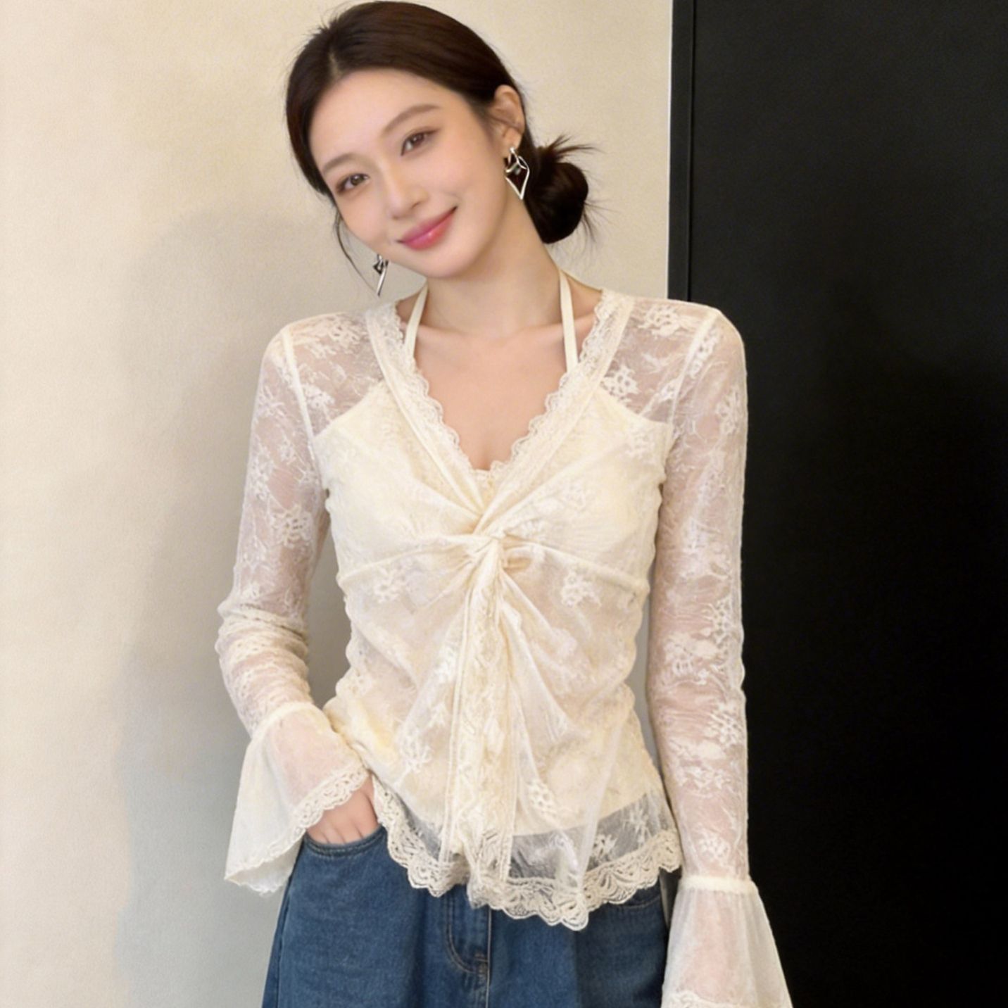 高級感蕾絲鏤空V領喇叭袖t恤女春夏新款掛脖假兩件上衣