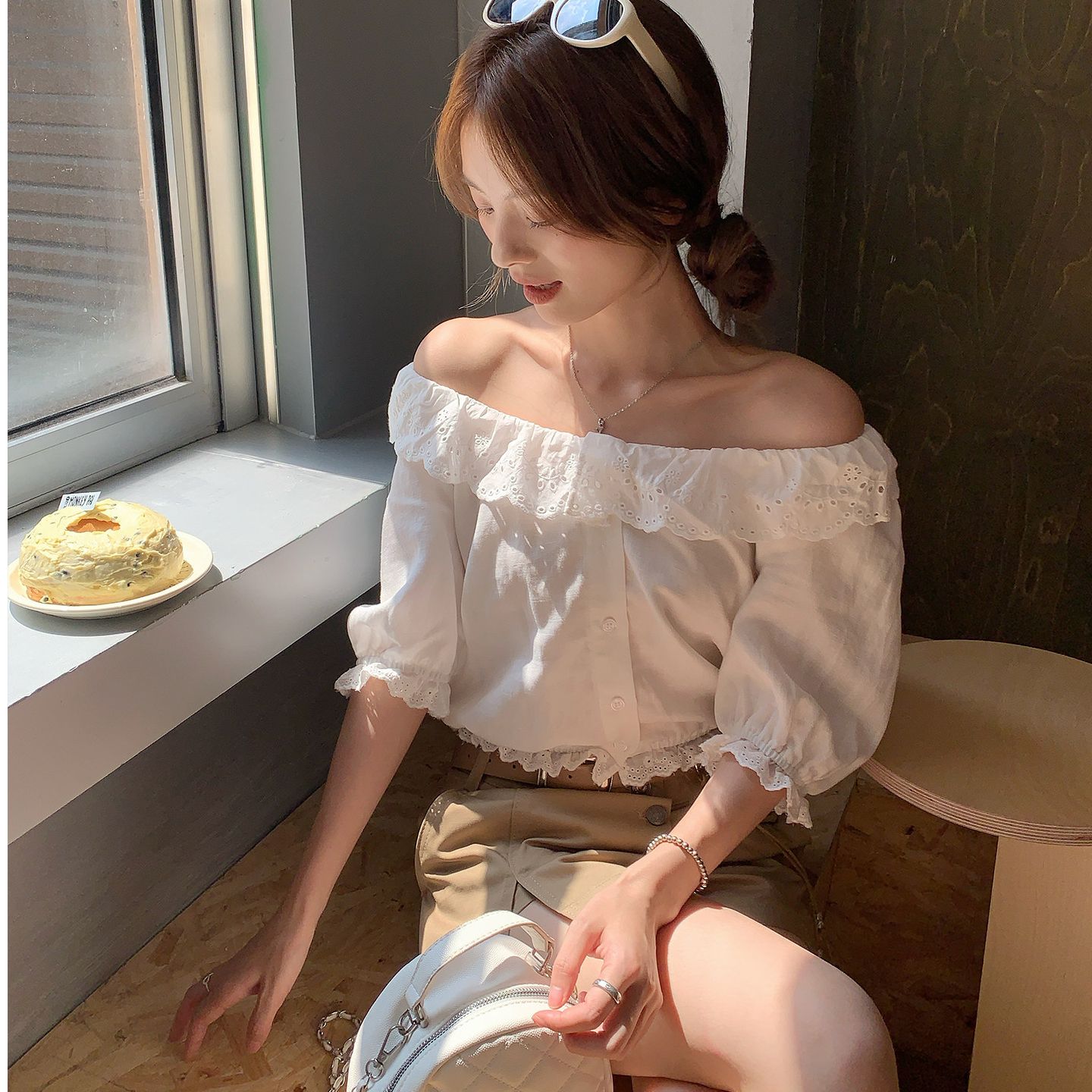 白簡約色法式方領蕾絲花邊泡泡袖短款襯衫女夏季溫柔風收腰上衣