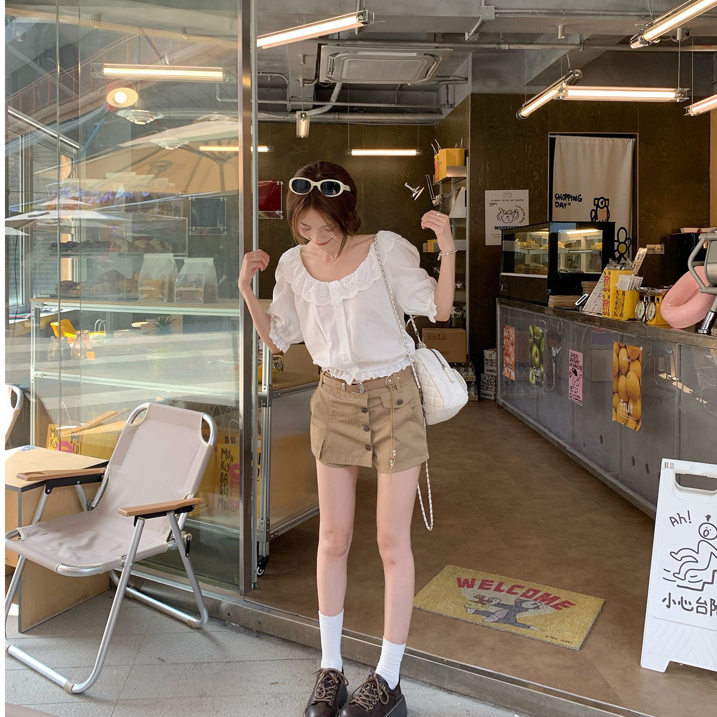 白簡約色法式方領蕾絲花邊泡泡袖短款襯衫女夏季溫柔風收腰上衣
