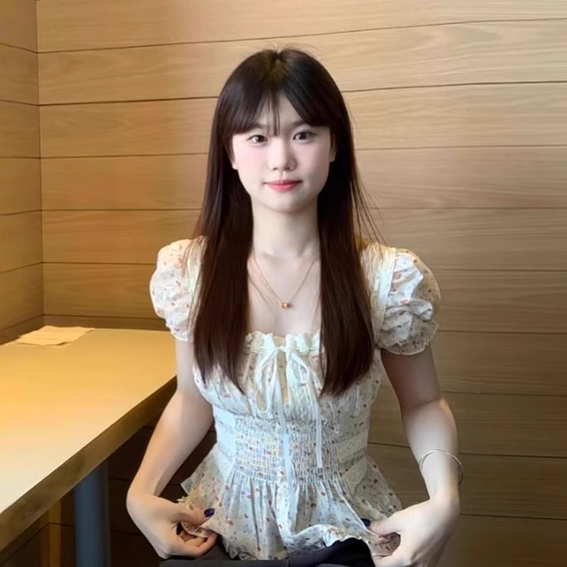 米白碎花方領泡泡袖收腰短款上衣女夏季溫柔風氣質顯瘦襯衫