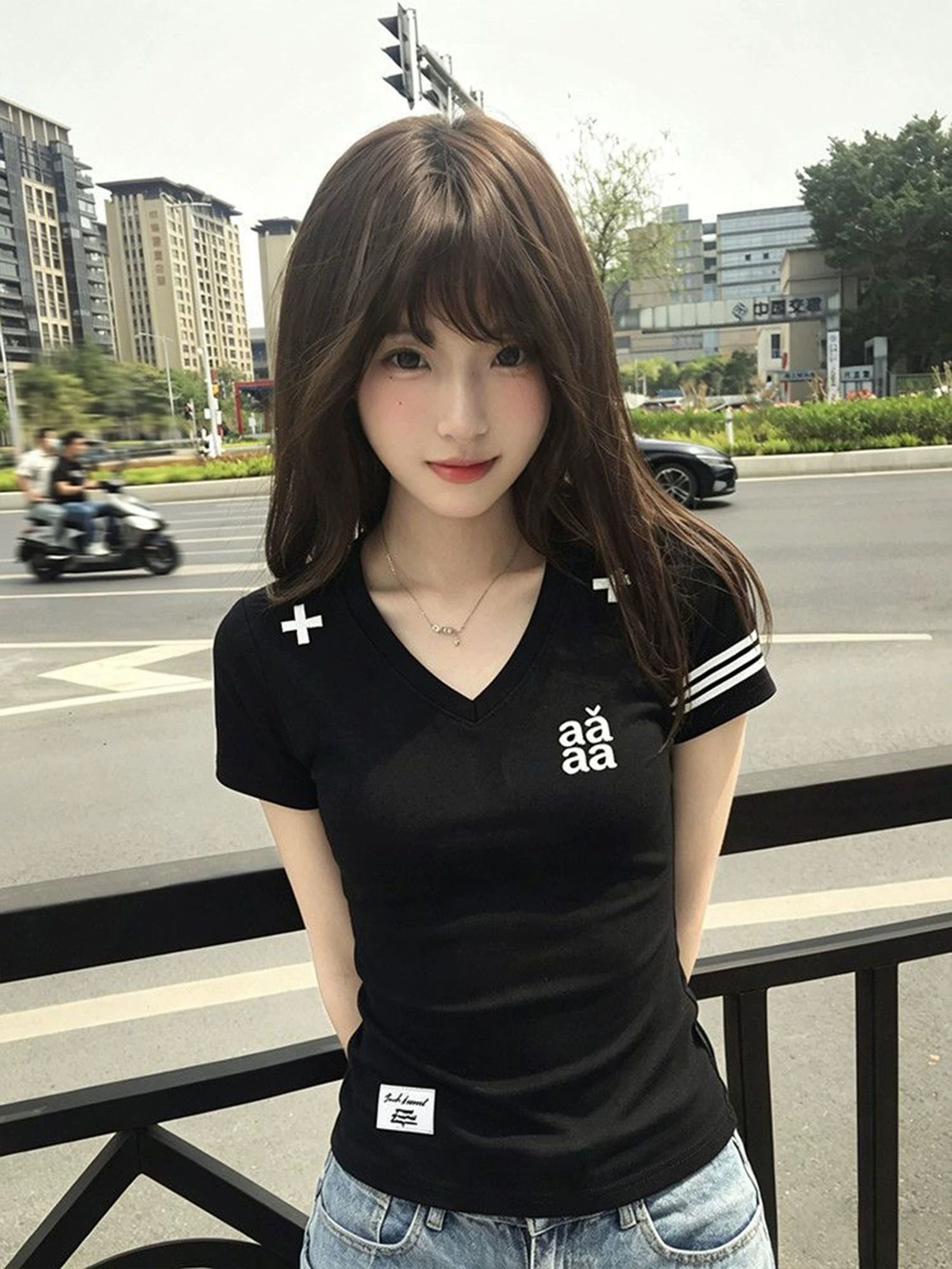 黑色 V 領字母印花修身短袖 T 恤女夏季辣妹風顯瘦百搭三條杠上衣