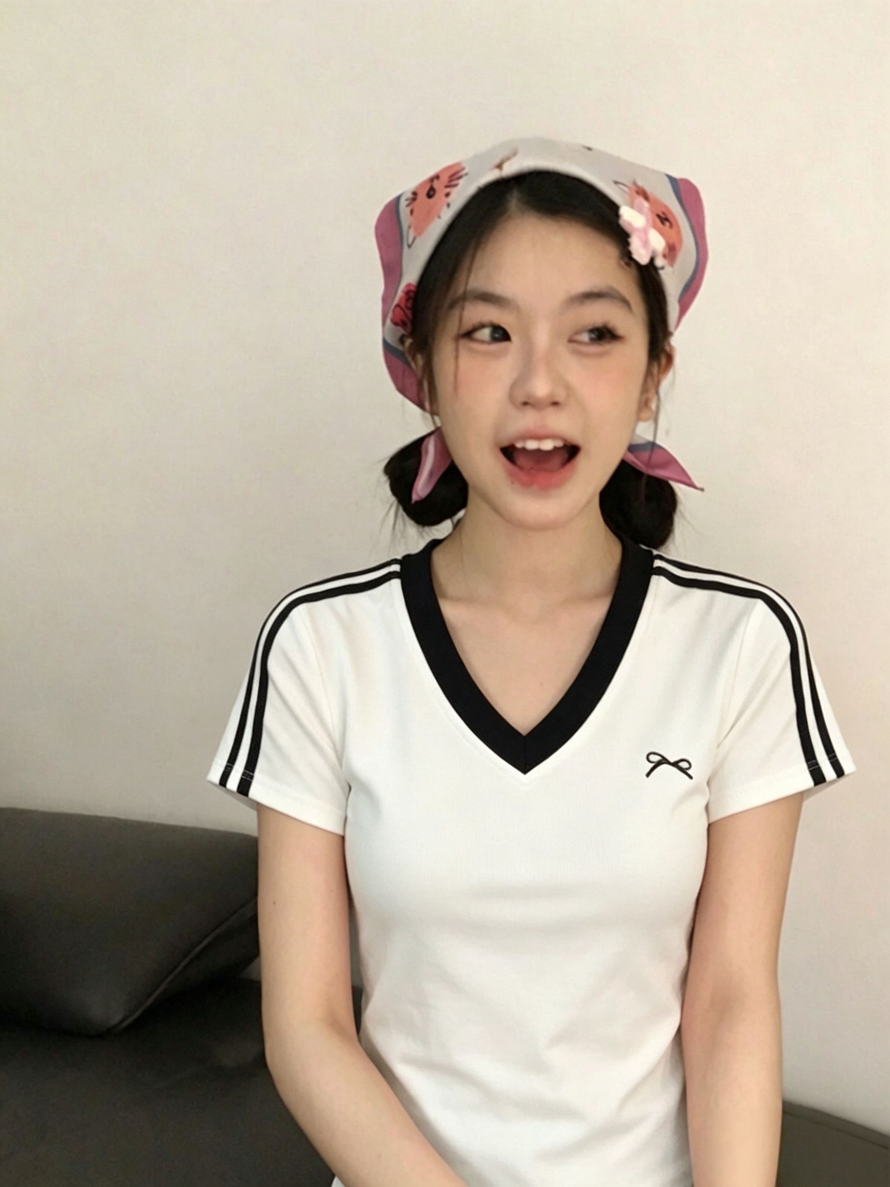 白色 V 領撞色條紋修身短袖 T 恤女夏季學院風蝴蝶結刺繡顯瘦上衣