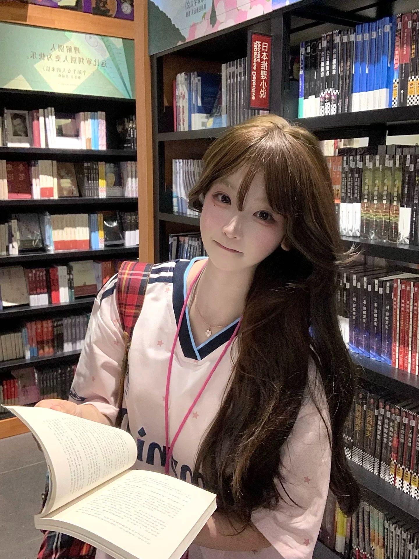 粉色星星印花 V 領撞色短袖 T 恤女夏季學院風寬松休閑百搭上衣