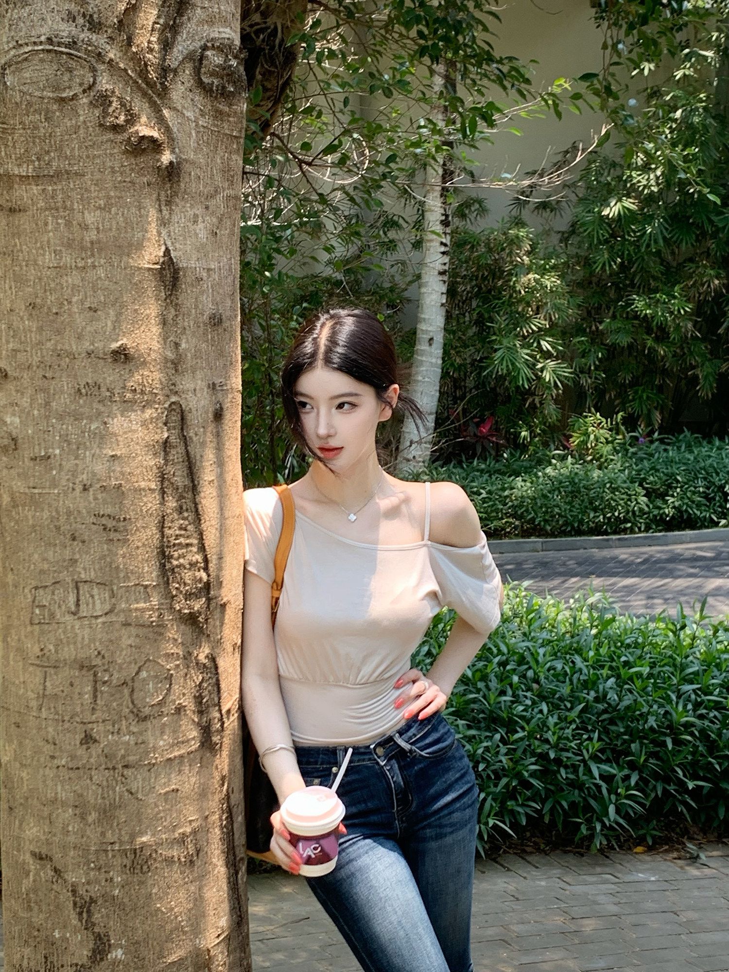 吊帶斜肩收腰短袖T恤女夏季垂感褶皺小眾白色露肩辣妹上衣