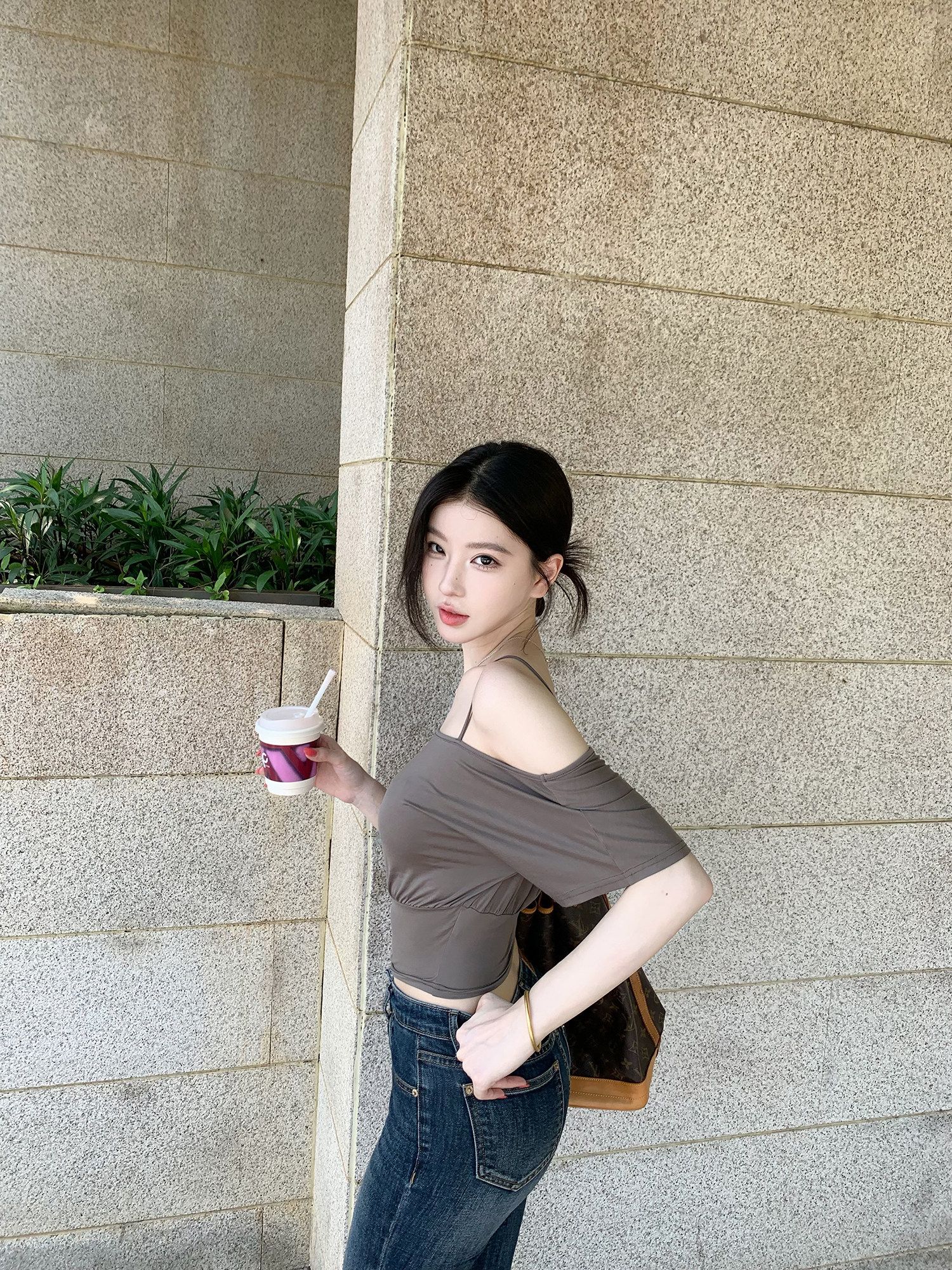 吊帶斜肩收腰短袖T恤女夏季垂感褶皺小眾白色露肩辣妹上衣