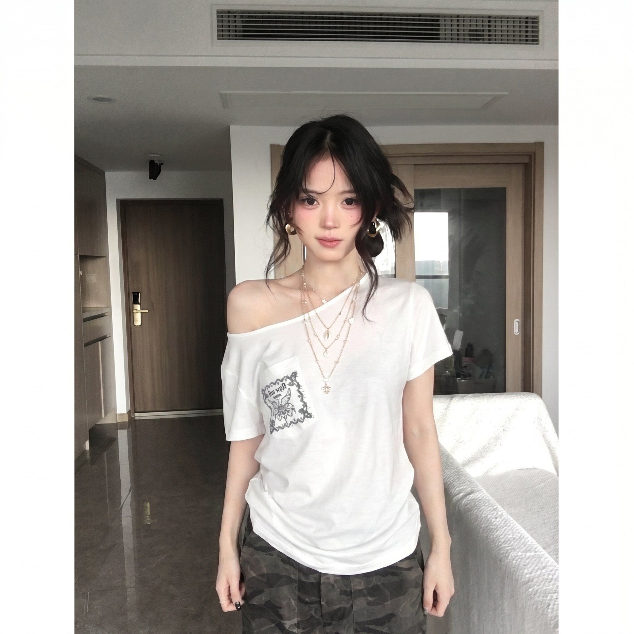 韓系慵懶斜肩T恤女夏季設計感口袋印花寬松顯瘦露肩上衣