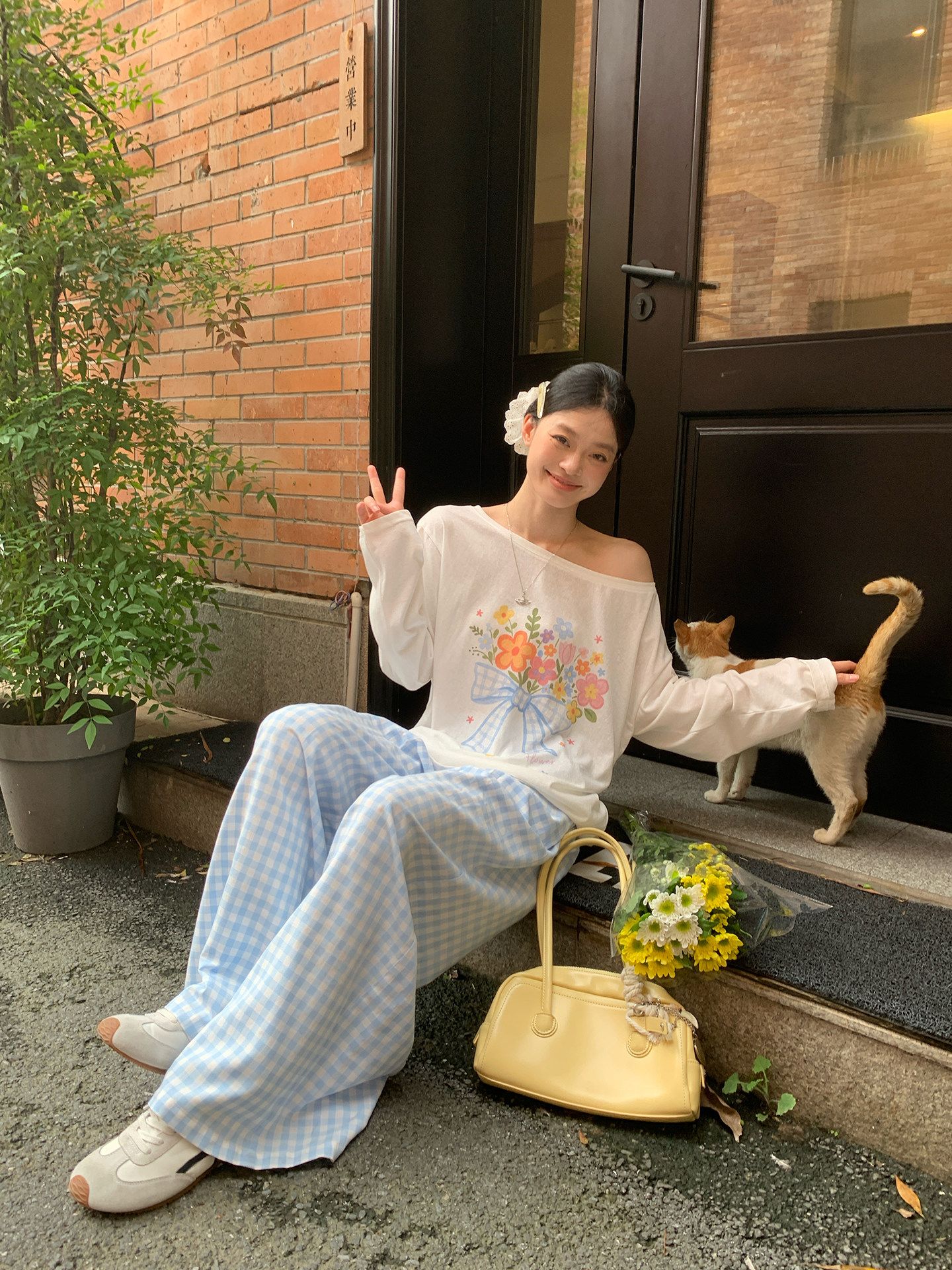 甜美風白色斜肩防曬長袖t恤女夏季寬松花朵印花設計罩衫上衣