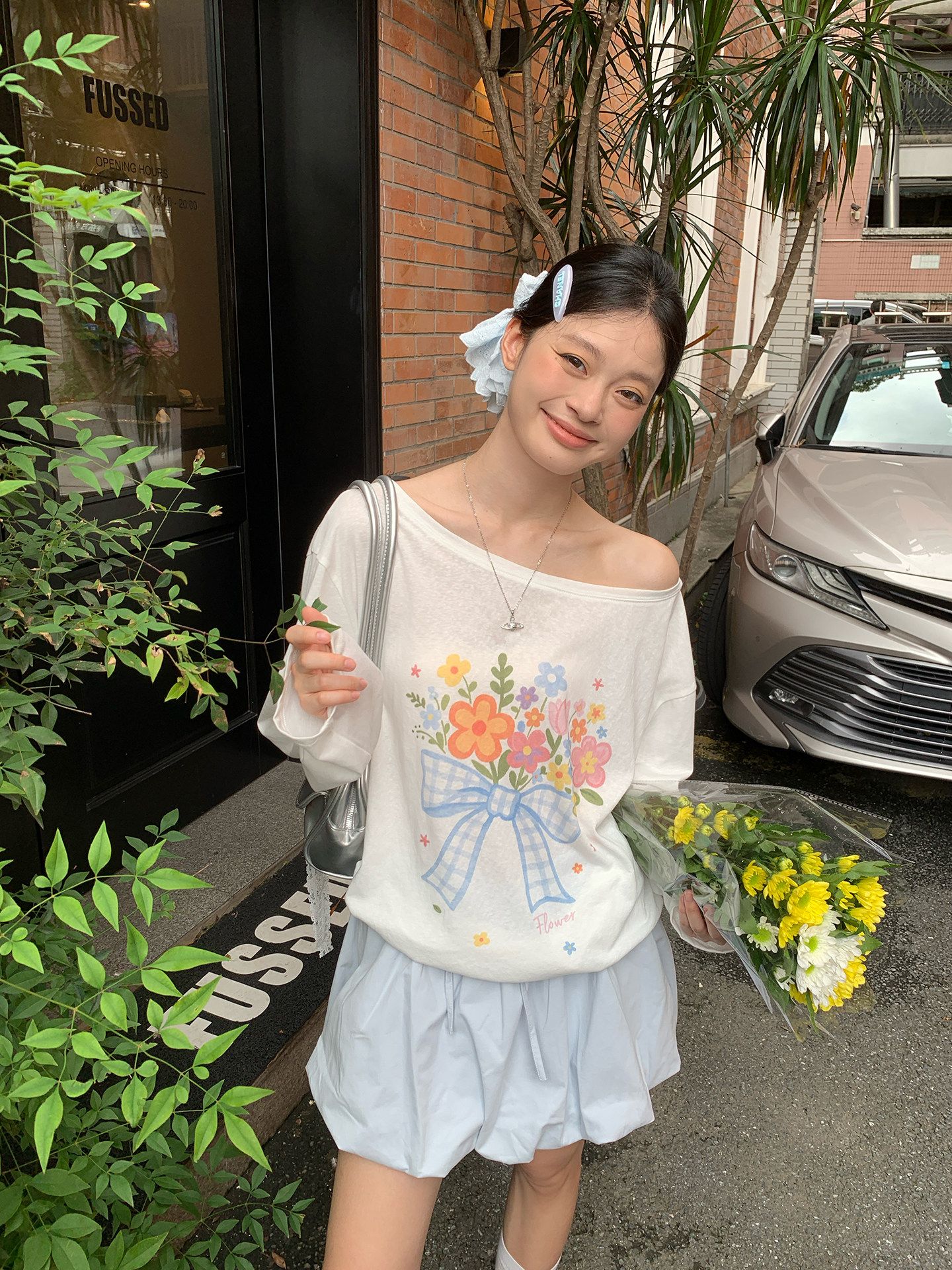 甜美風白色斜肩防曬長袖t恤女夏季寬松花朵印花設計罩衫上衣
