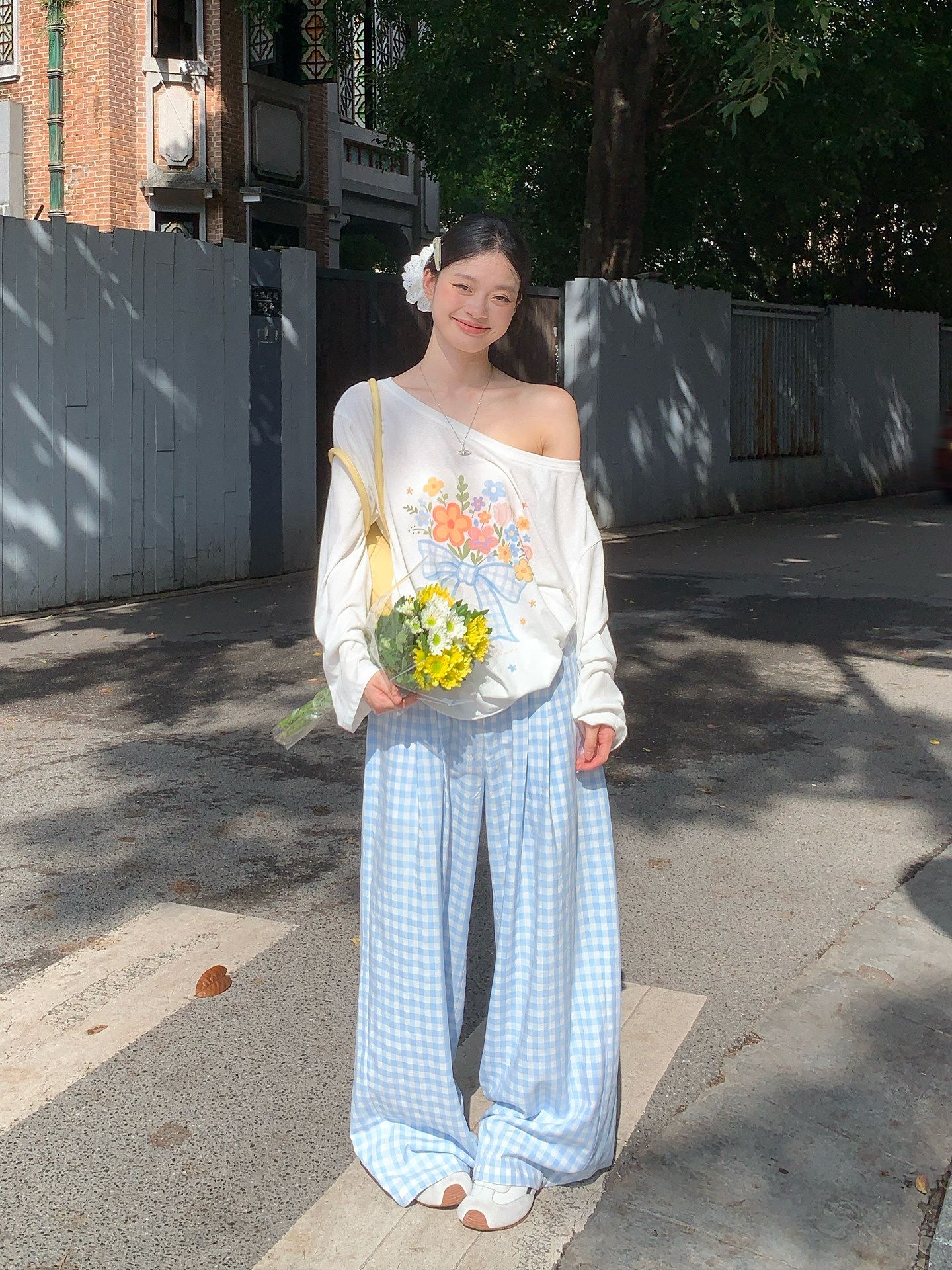 甜美風白色斜肩防曬長袖t恤女夏季寬松花朵印花設計罩衫上衣