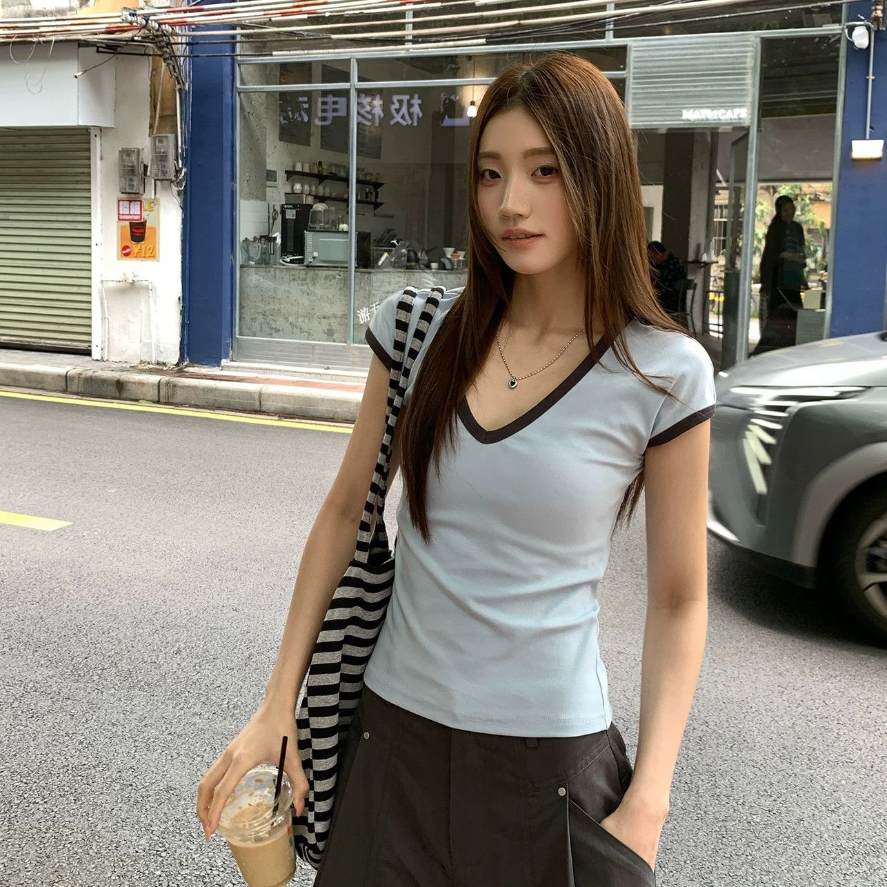 藍色撞色 V 領修身短袖 T 恤女夏季韓系休閑風顯瘦百搭上衣