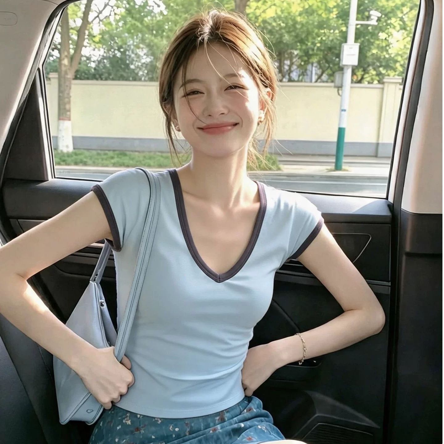 設計感藍色撞色 V 領修身短袖 T 恤女夏季韓系休閑風顯瘦百搭上衣