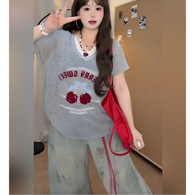 大碼胖mm韓版V領櫻桃字母短袖T恤女夏季設計遮肉顯瘦上衣
