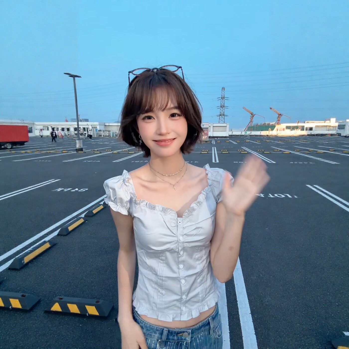 法式方領木耳邊褶皺短袖襯衫女夏季溫柔風收腰顯瘦百搭短款上衣