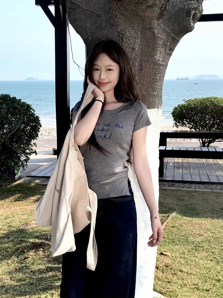 灰色字母印花一字肩短袖針織衫女夏季韓系修身顯瘦百搭短款上衣
