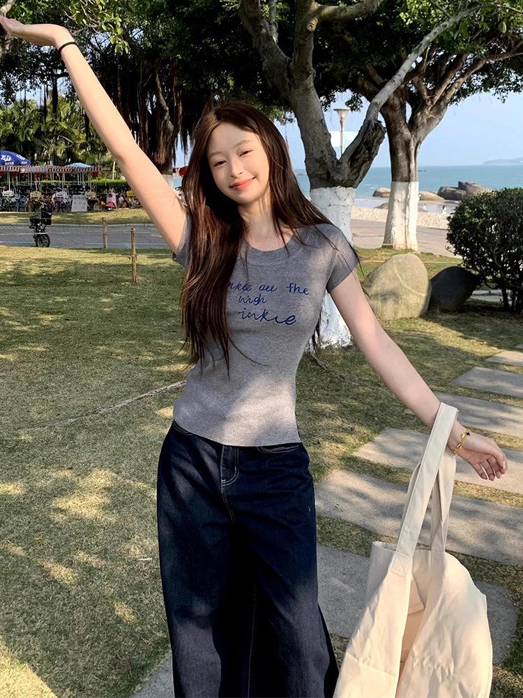 灰色字母印花一字肩短袖針織衫女夏季韓系修身顯瘦百搭短款上衣